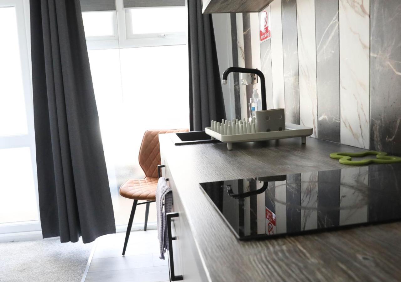 Cb Stays - Private Rooms With Ensuite And Kitchenette In Питерборо Екстериор снимка